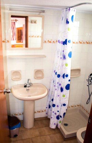 Een douche, handdoeken