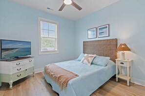 4 bedrooms, WiFi - The Tree House •  Dog Friendly Beach Escape (Oak Island)