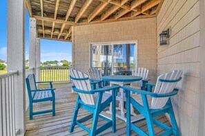 Outdoor dining - Smooth Sailing: 3BR/2BA Steps to the Beach (Oak Island)