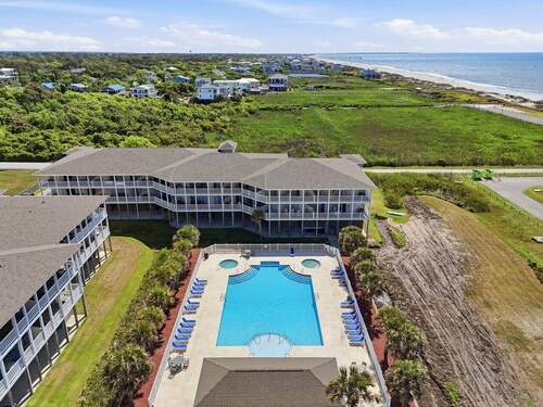 Smooth Sailing: 3BR/2BA Steps to the Beach