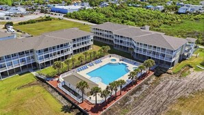 Ein Hotel mit Schwimmbad, mehreren Balkonen und Blick auf die Umgebung.