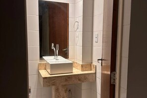 Towels, soap, shampoo, toilet paper - Hotel Bastos (Euclides da Cunha)