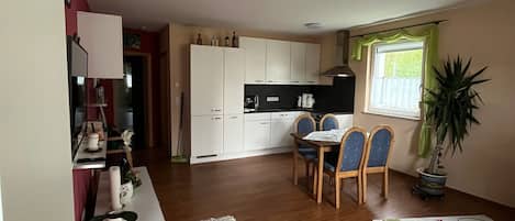 Fridge, oven, stovetop, dishwasher