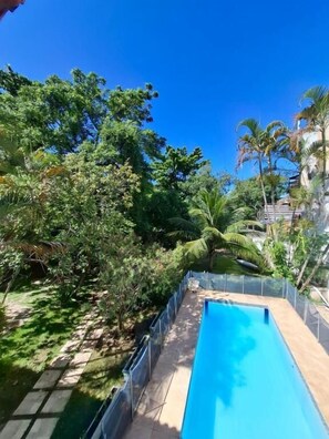 Una piscina cubierta, una piscina al aire libre