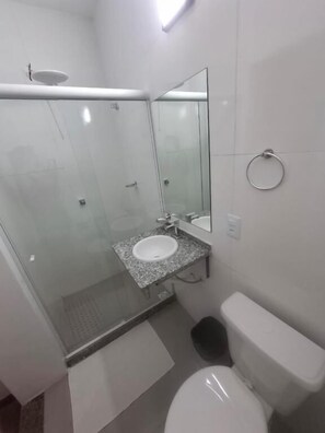 Handuk, sabun, sampo, dan tisu toilet