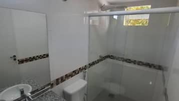Toalhas de banho, sabonete, shampoo, papel higiênico