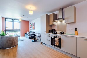 Fridge, microwave, oven, stovetop - 1BDR Old Trafford View Rooftop Terrace (Stretford)