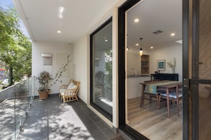 Apartment | Balcony - Stylish 3-bed Townhouse Near City Fringe (Adelaide)