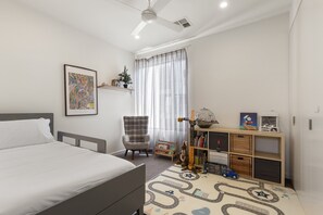 Apartment | 3 bedrooms, bed sheets - Stylish 3-bed Townhouse Near City Fringe (Adelaide)