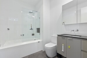 Apartment | Bathroom - Stylish 3-bed Townhouse Near City Fringe (Adelaide)