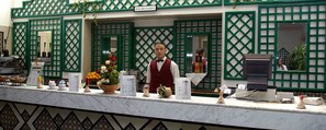 A bar with a green lattice design, a counter with various items, and a sign reading 'BAR DIETETIQUE'. - Royal Azur Thalasso Golf (Hammamet)