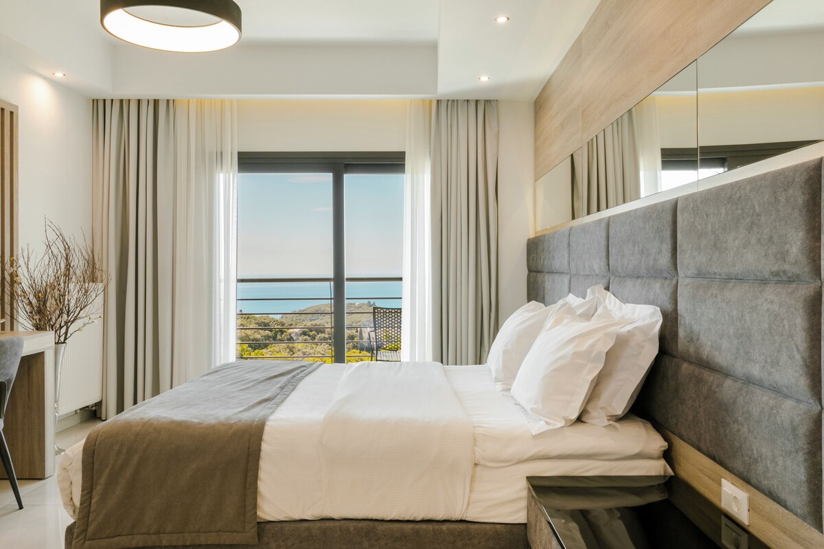 Un dormitorio moderno con una cama grande, vistas al exterior y un diseño minimalista.