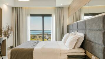 Un dormitorio moderno con una cama grande, vistas al exterior y un diseño minimalista.