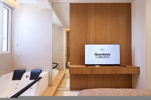 Escritorio, wifi gratis, ropa de cama