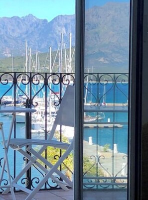 A balcony with a view of a marina and mountains. - Calvi plage T3 (Calvi)