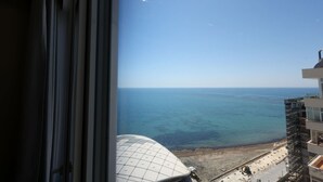 Vista del mare da un grattacielo, cielo sereno.