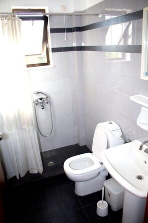 Een douche, handdoeken