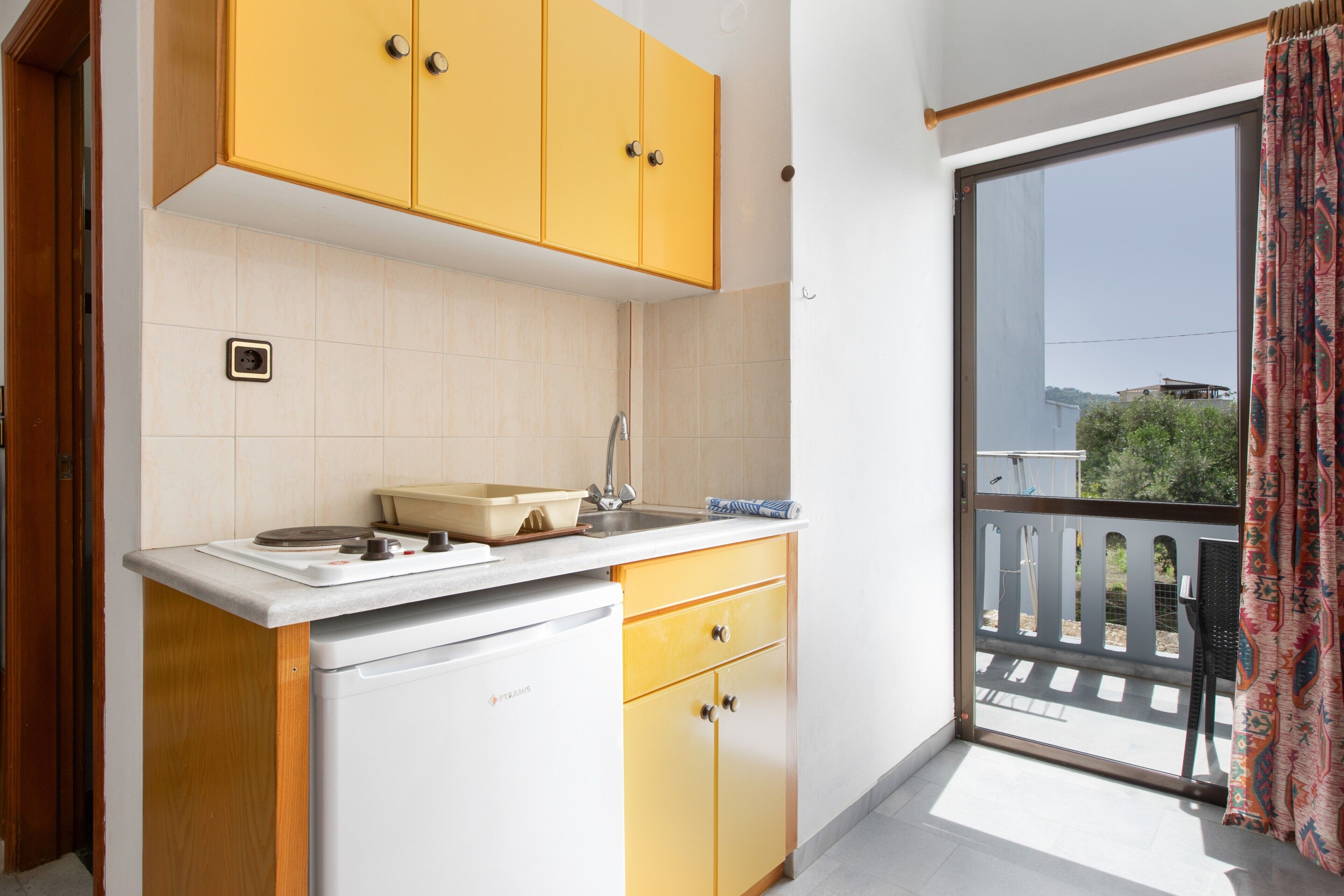 Fridge, stovetop, dishwasher, coffee/tea maker