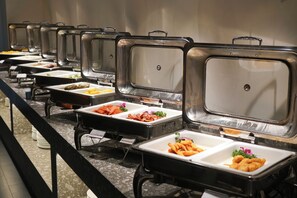 A buffet line with various food options, including seafood, salads, and fried items, arranged in metal chafing dishes. - Paco Hotel Beijing Road Tuanyida Metro Guangzhou (Guangzhou)