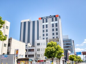 A multi-story building with a sign reading 'APA HOTEL' on the top. - APA Hotel Marugame-ekimae-odori (Marugame)