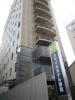 Un edificio de hotel de varios pisos con un letrero que indica que es un Smile Hotel.