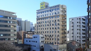 Een meerhoog hotel met een bord waarop staat Smile Hotel.