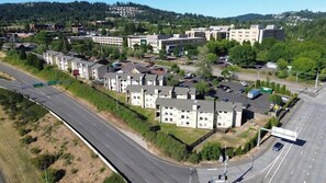 Zona residencial com casas separadas, uma avenida principal e um estacionamento.