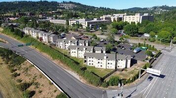 Zona residencial con casas independientes, una avenida principal y un estacionamiento.