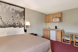 Room - Super 8 by Wyndham Vernon (Vernon)