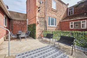 Outdoor dining - Host & Stay | Paylors View Cottage (Whitby)