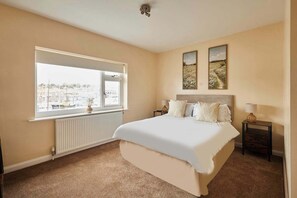 Desk, iron/ironing board, bed sheets - Host & Stay | Paylors View Cottage (Whitby)