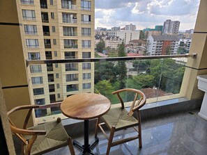 Outdoor dining - Motherland Comfort (Nairobi)