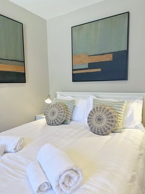 3 habitaciones, tabla de planchar con plancha y cuna de viaje 