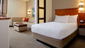 A hotel room with a bed, a sofa, a desk, and a lamp. - Sonesta Select Tucson Airport (Tucson)