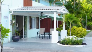 Una recepción de hotel con acceso cubierto, un mostrador de recepción y una zona de estar.