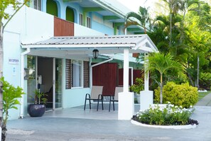 A hotel reception with a covered entrance, a reception desk, and a seating area. - Vedanta Resort (Worthing)