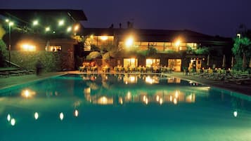 Una piscina con un edificio sullo sfondo.