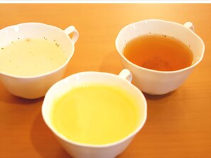 Tres tazas blancas sobre una superficie de madera.