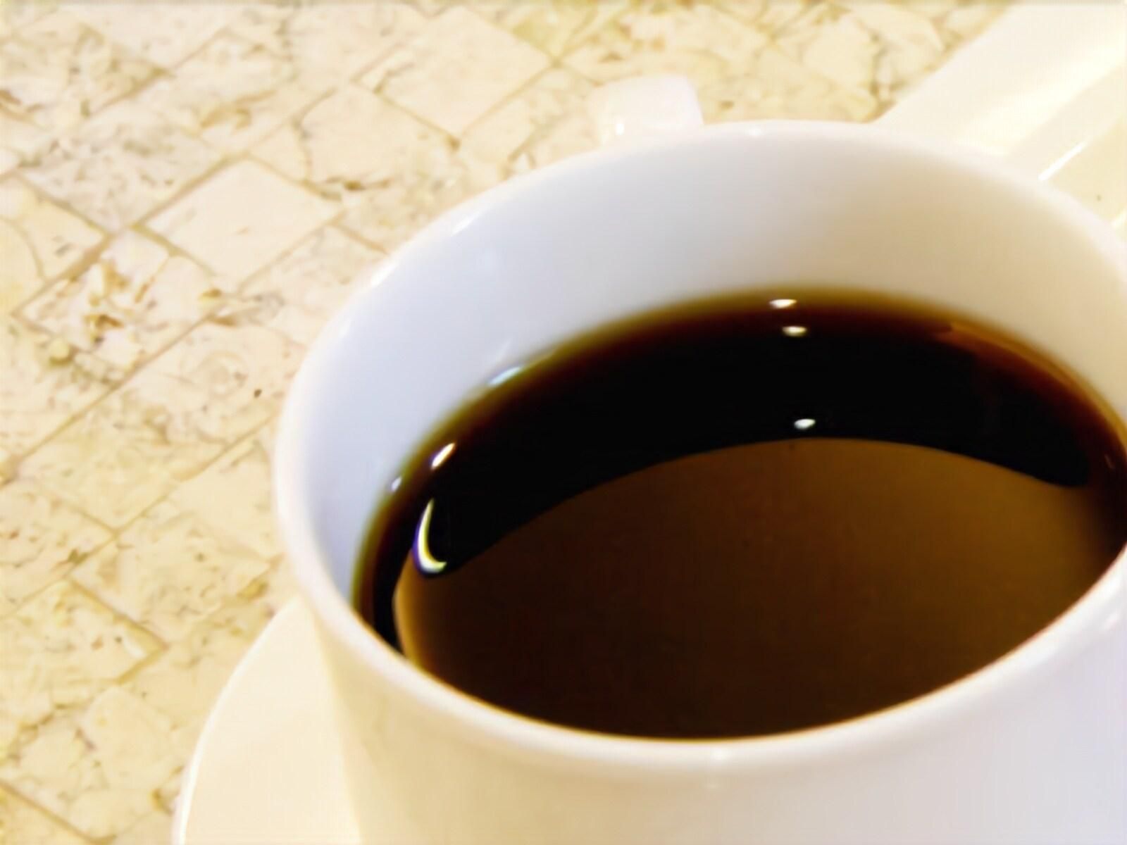 Una taza de café sobre un plato.