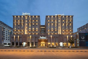 Ein großes, modernes Hotel mit einem markanten Eingang und mehreren Etagen.