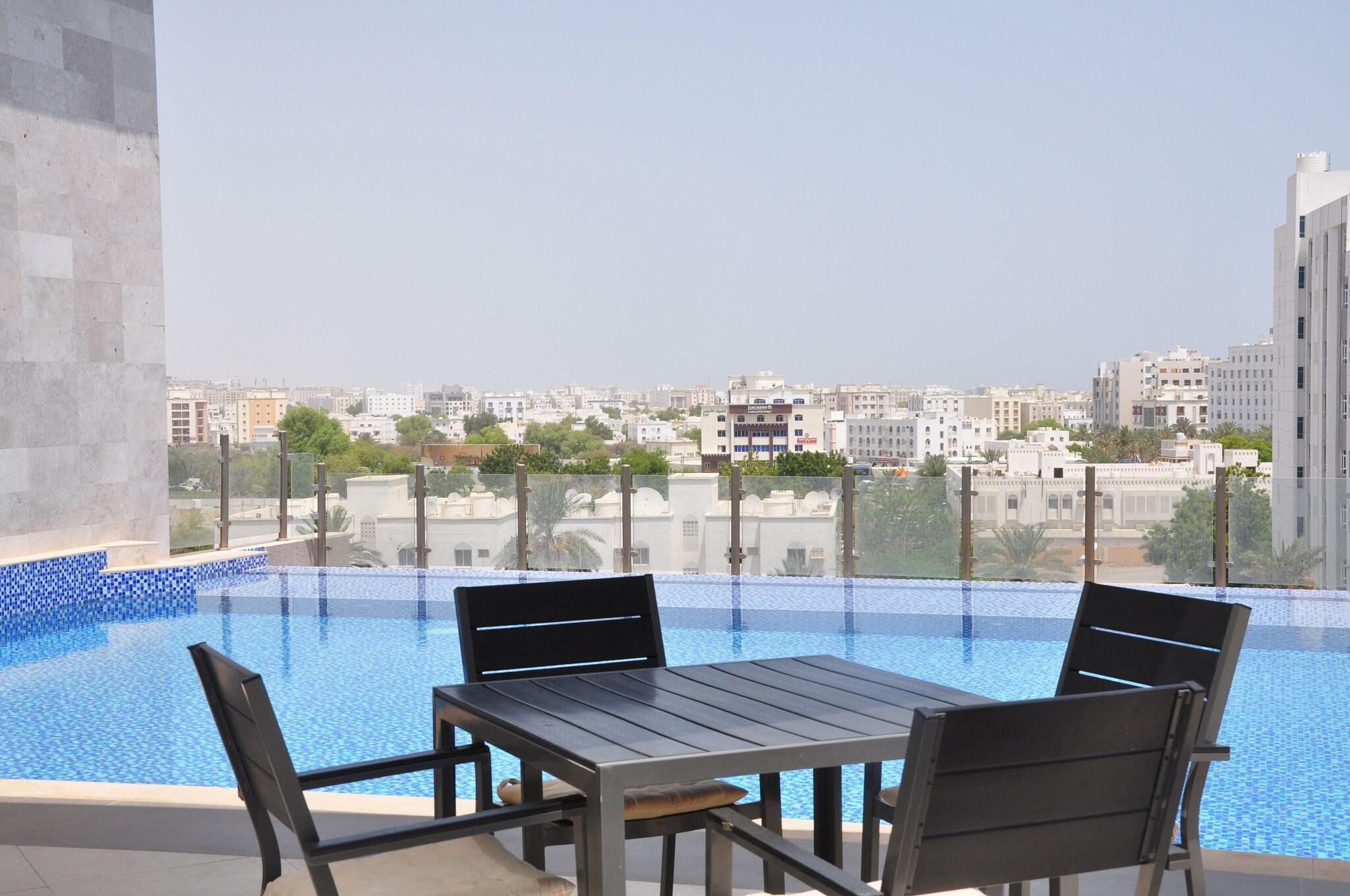 Una piscina infinita con vistas despejadas al paisaje urbano.