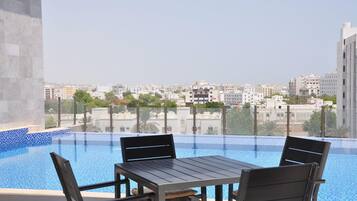 Una piscina infinita con vistas despejadas al paisaje urbano.