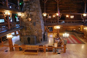 Lobby - Old Faithful Inn (Yellowstone National Park)