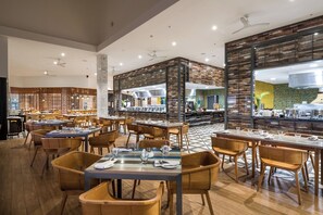 Restaurant - Pullman Nadi Bay Resort and Spa Fiji (Nadi)