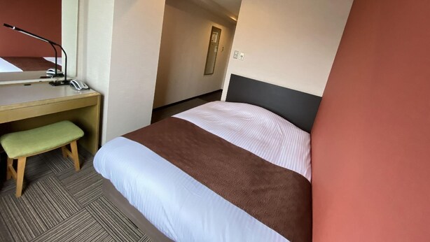 A hotel room with a bed, a desk, a chair, and a mirror. - Reiah Hotel Kusatsu (Kusatsu)
