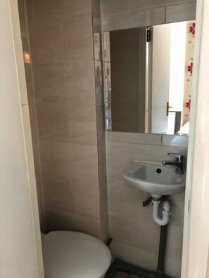 Shower, towels - Barking Hotel  (Barking)