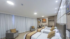A hotel room with two beds, a desk, a chair, and a wardrobe. - Hotel Global (São Paulo)
