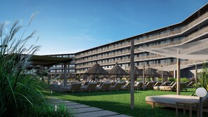 Hotellissa on useita parvekkeita, ulkotiloja, joissa voi istua, sekä hyvin hoidettu nurmikko.