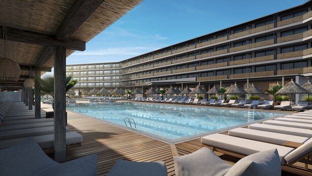 Un hotel moderno dotato di una piscina grande, lettini prendisole e una zona coperta con ombrelloni.