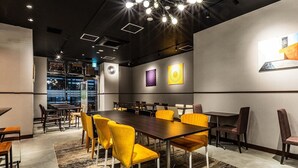 A conference room with a long table, yellow chairs, and modern lighting fixtures. - Apa Hotel A Namba Minami Ebisucho Ekia (Osaka)